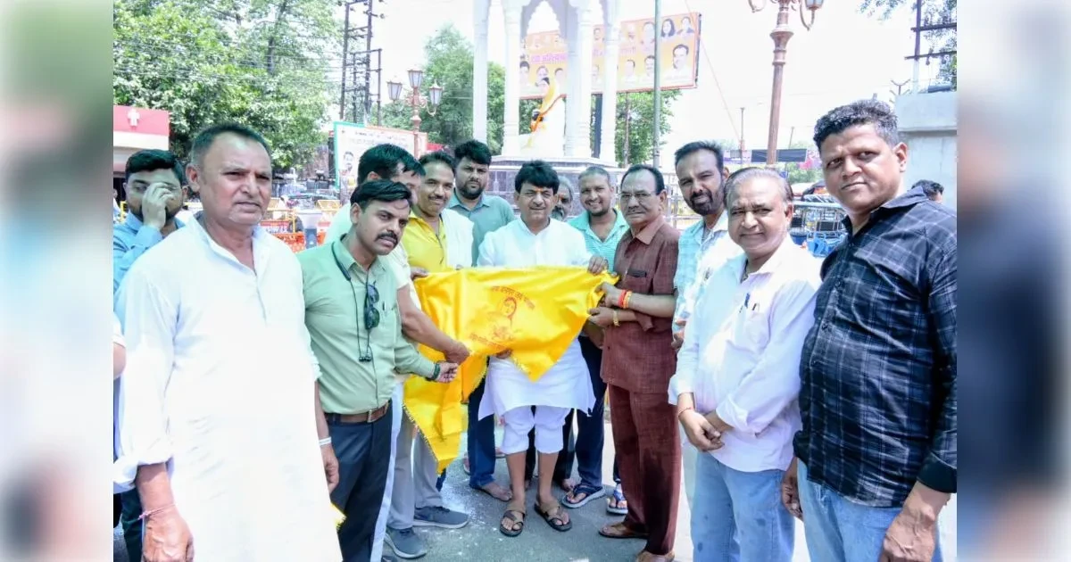 मुजफ्फरनगर: मंत्री कपिल देव ने अहिल्याबाई प्रतिमा की सफाई की
