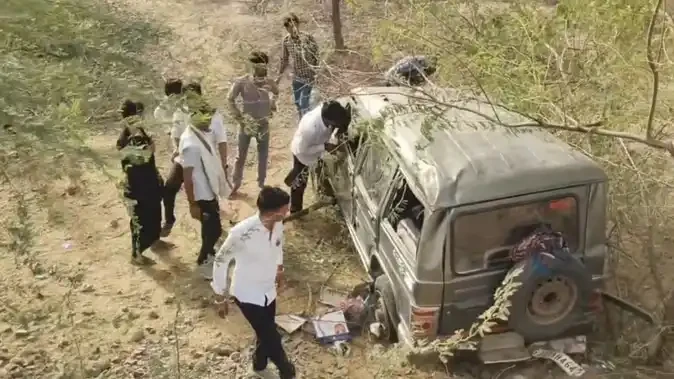 अजमेर से लौट रहे परिवार की बोलेरो पलटी, चार की मौत, तीन घायल