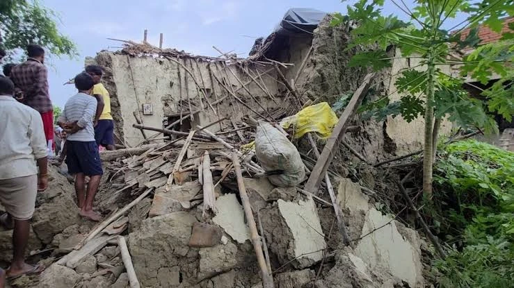 कौशांबी में आंधी-बारिश का कहर, कच्चा मकान ढहने से 3 की मौत