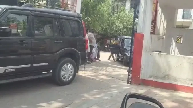 बागपत: जिला पूर्ति अधिकारी 40 हजार की रिश्वत लेते रंगे हाथों गिरफ्तार