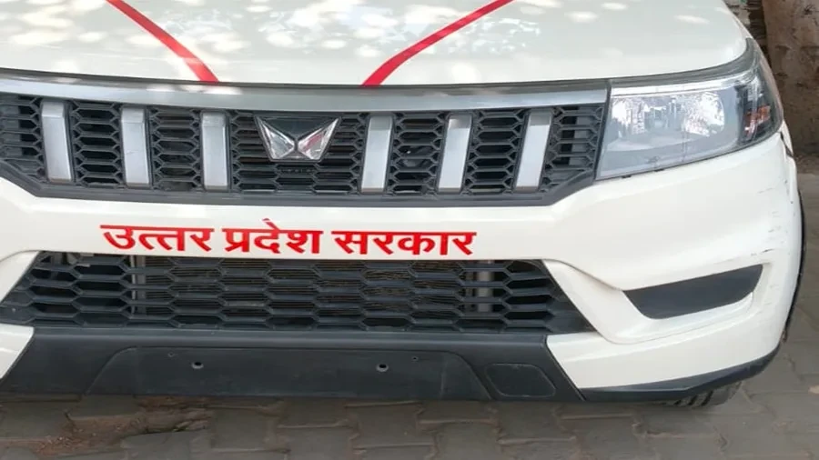 मुरादाबाद में ट्रैफिक नियमों की उड़ रही धज्जियां, अफसरों की गाड़ियां भी घेरे में