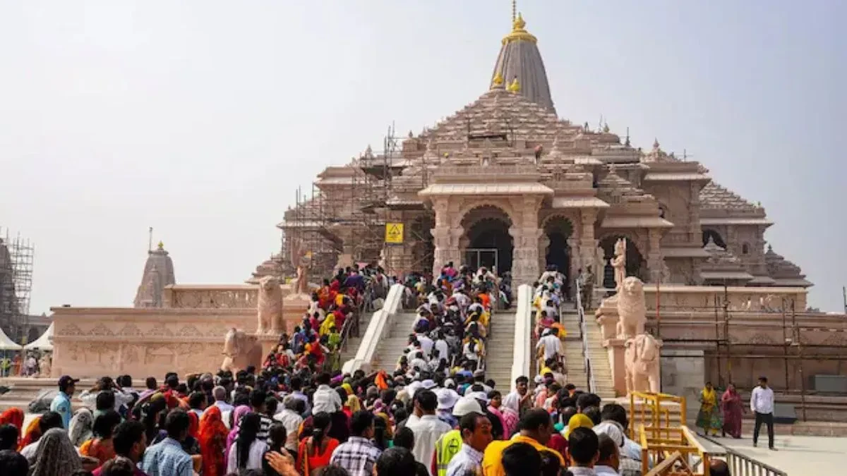 साध्वी ऋतंभरा ने दुर्गा मंदिर में किया ध्वजारोहण, चार हजार मातृशक्ति बनीं गवाह