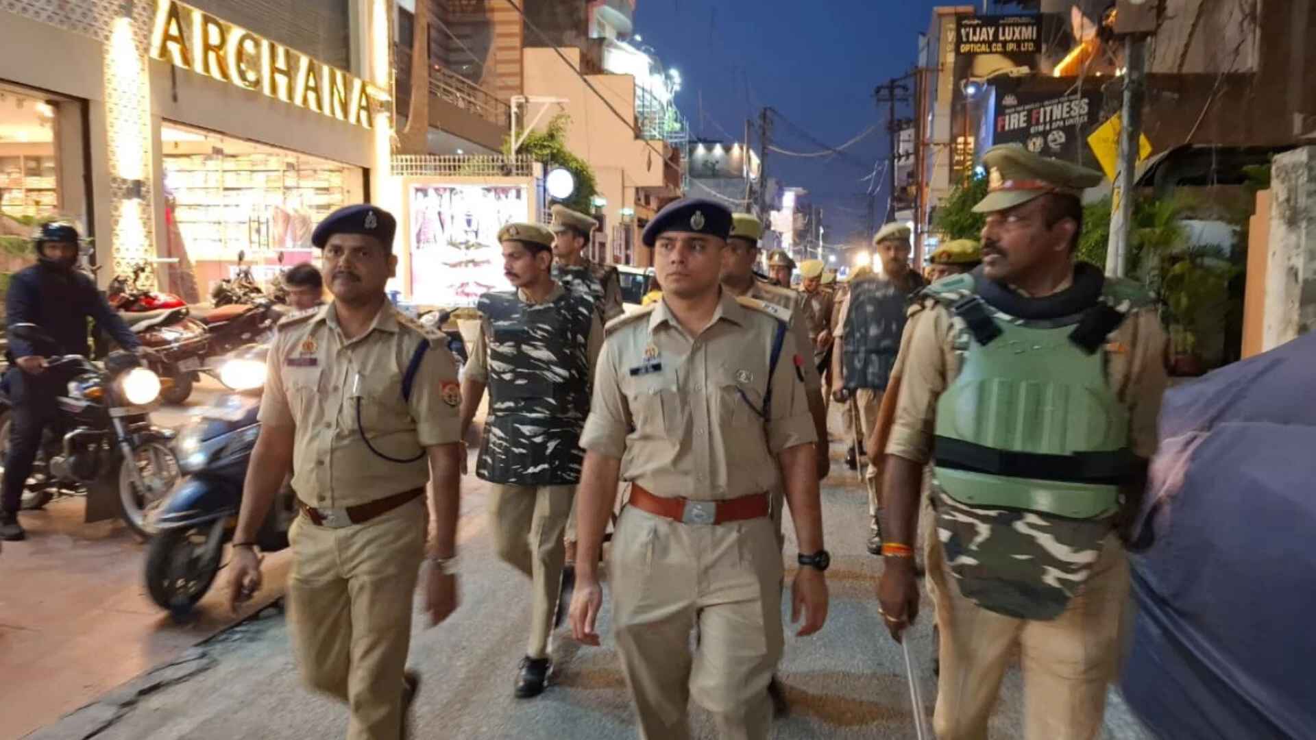 मुजफ्फरनगर: नई मंडी में एसपी सिटी ने किया फ्लैग मार्च, दिया सुरक्षा का संदेश
