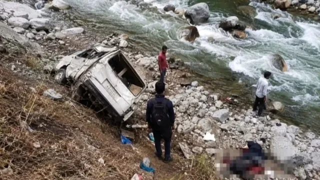 चमोली में दर्दनाक हादसा, 400 मीटर गहरी खाई में गिरी कार, तीन की मौत