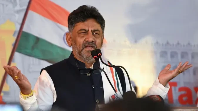 डीके शिवकुमार पर ज्योतिषी का दावा, 'कर्नाटक की राजनीति में निभाएंगे लंबी भूमिका'