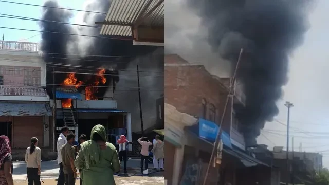 मैनपुरी: फर्नीचर शोरूम में लगी भीषण आग, लाखों का सामान जलकर राख