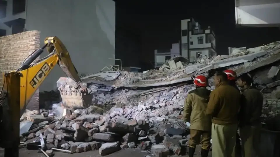 दिल्ली के साकेत में पांच मंजिला इमारत ढही, कई लोगों के फंसे होने की आशंका