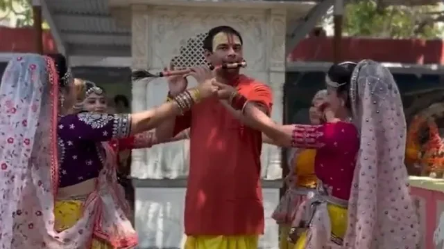 वृंदावन में श्रीकृष्ण की तरह गोपियों संग बांसुरी बजाते नजर आए तेज प्रताप यादव