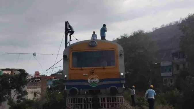 हरिद्वार-देहरादून रेलखंड पर आंधी का कहर, ट्रैक पर गिरा पेड़, कई ट्रेनें प्रभावित