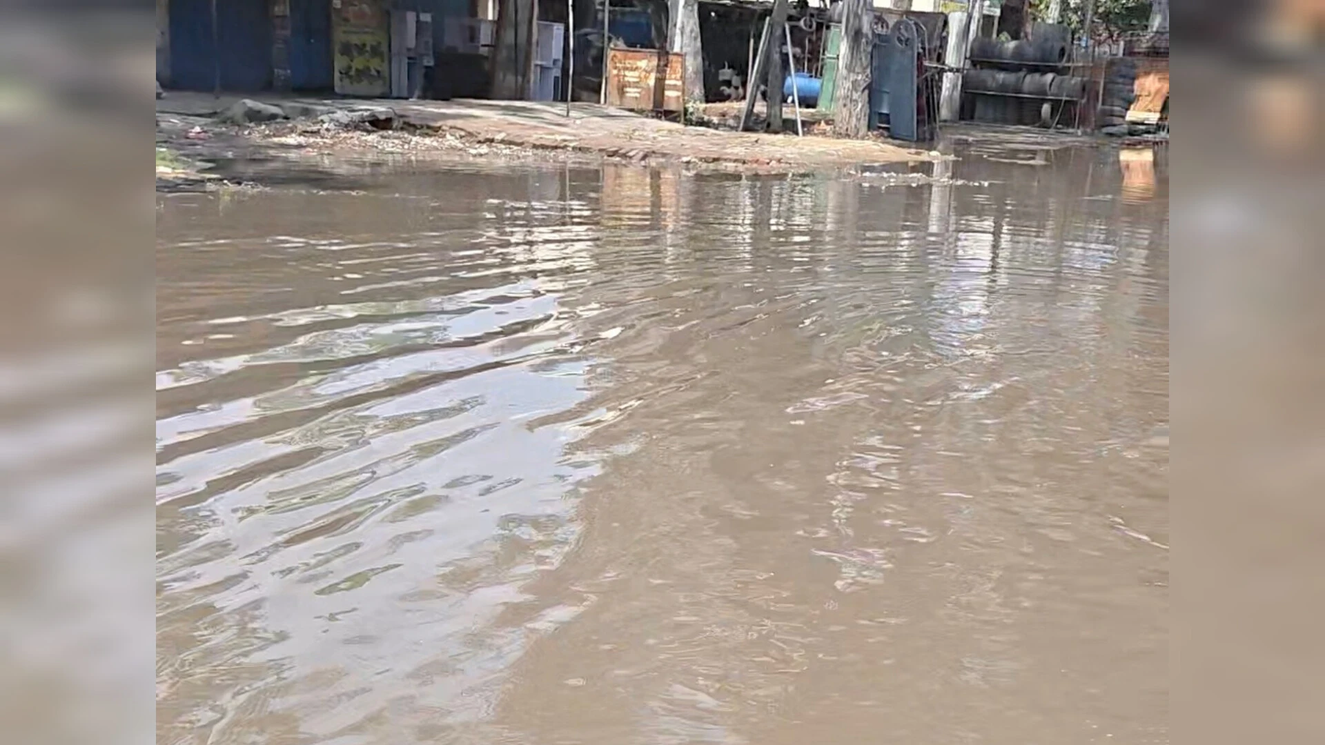 मुजफ्फरनगर: माड़ी गांव में जलभराव से आवागमन ठप, ग्रामीणों ने जताई नाराजगी