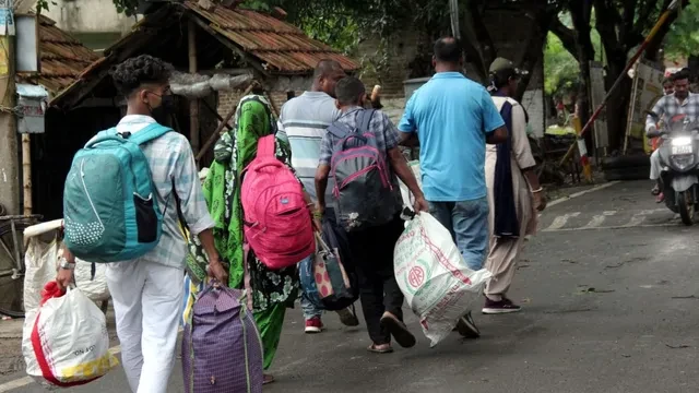 रात में आए, अब दिन में लौटने की गुहार: बॉर्डर पर बांग्लादेशियों की भीड़