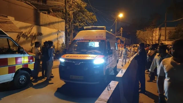 साकेत इमारत हादसा: मलबे में फंसे लोगों का रेस्क्यू जारी, दो की मौत