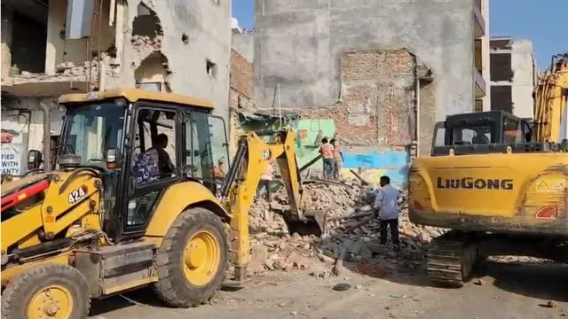 दिल्ली में बड़ा बुलडोजर एक्शन, शालीमार बाग की 150 इमारतों पर कार्रवाई