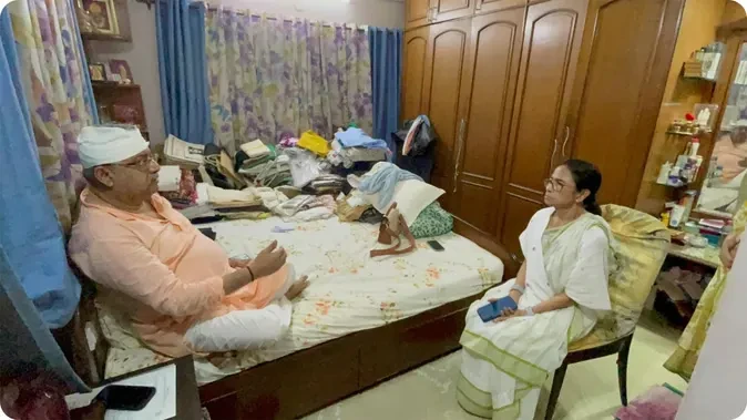 कल्याण बनर्जी से मिलने पहुंचीं ममता बनर्जी, टीएमसी बोली- डराने से नहीं झुकेंगे
