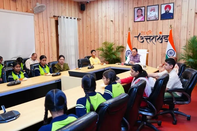 सीएम धामी ने छात्राओं के साथ सुना ‘मन की बात’ कार्यक्रम, फिर किया छात्राओं से संवाद