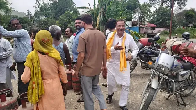 फूलपुर पंचायत में मतदान के बीच सिलिंडर के लिए भागते दिखे मतदाता