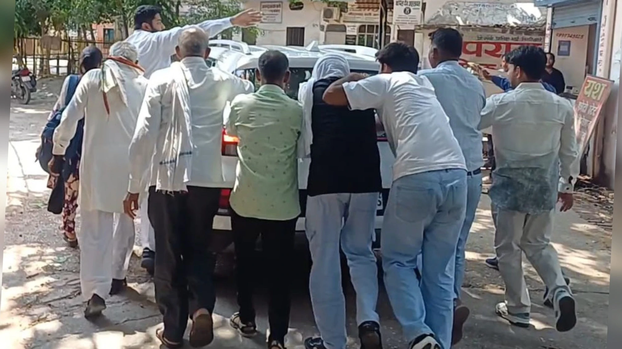 वाहन धक्का प्रदर्शन: पेट्रोल-डीजल की बढ़ती कीमतों पर बहुजन मुक्ति पार्टी का अनोखा विरोध