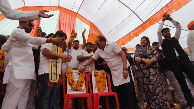 एमपी: विधायक ने मंच पर डकैत रामबाबू गड़रिया को दी श्रद्धांजलि, राजनीतिक विवाद