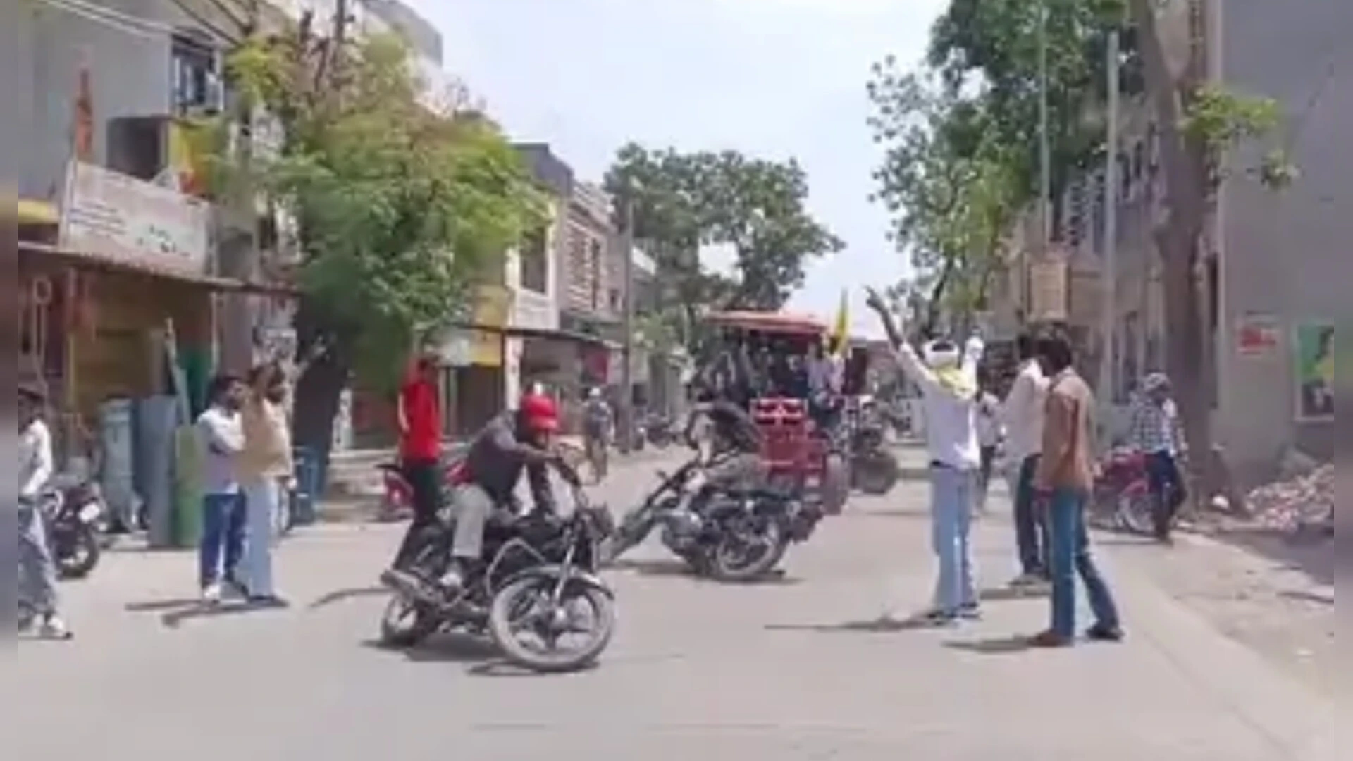 मुजफ्फरनगर में सड़क पर स्टंटबाजी और हथियार लहराने के वीडियो वायरल