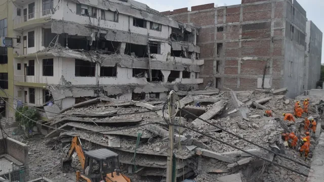 साकेत में 5 मंजिला इमारत ढहने से पीछे की बिल्डिंग भी झुकी, प्रशासन ने कराया खाली