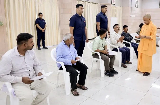 जनता दर्शन में सीएम योगी ने सुनी लोगों की शिकायतें, दिए सख्त निर्देश