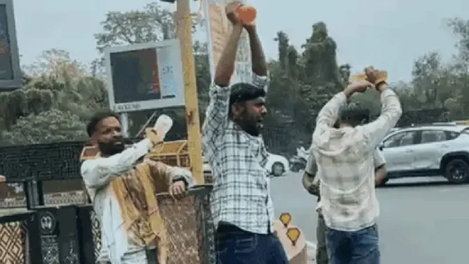 लखनऊ में बड़ा हंगामा, चार संविदा कर्मचारियों ने किया आत्मदाह का प्रयास