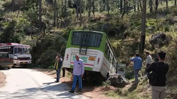 हिमाचल के रिवालसर में बस का स्टीयरिंग टूटा, 12 यात्रियों को आई चोटें