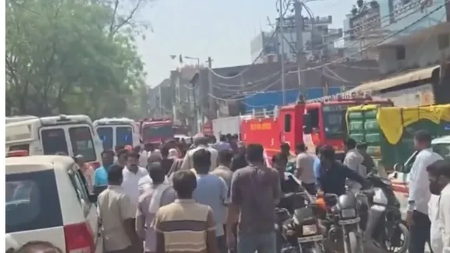दिल्ली: जोरदार विस्फोट के बाद गिरी बिल्डिंग, 6 लोग घायल
