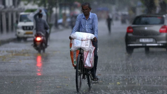 मानसून की दस्तक से पहले मौसम का मिजाज बदला, कई राज्यों में अलर्ट