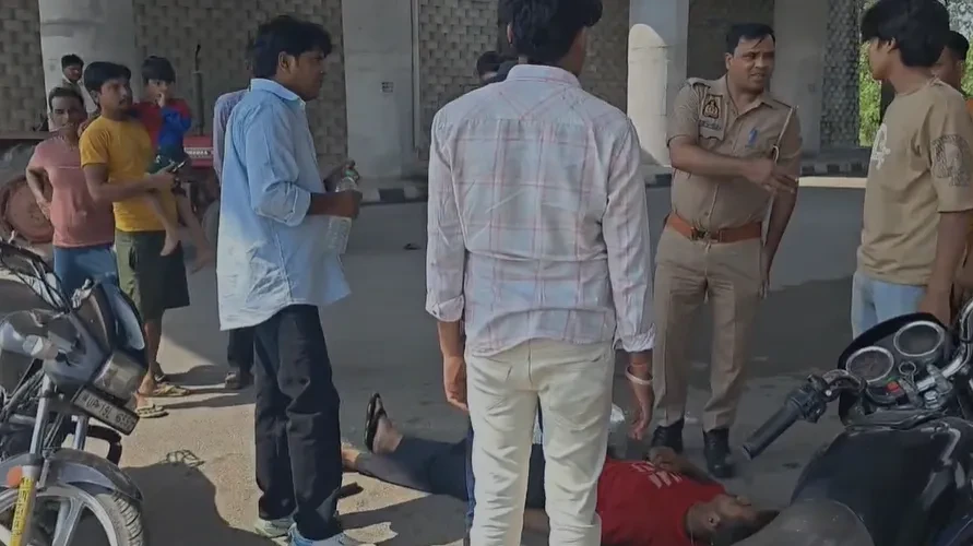मुजफ्फरनगर: ओवरटेक करते समय बड़ा हादसा, कार की टक्कर से बाइक सवार घायल