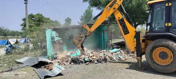 विकासनगर: शीशमबाड़ा में अवैध निर्माण पर चला प्रशासन का बुलडोजर