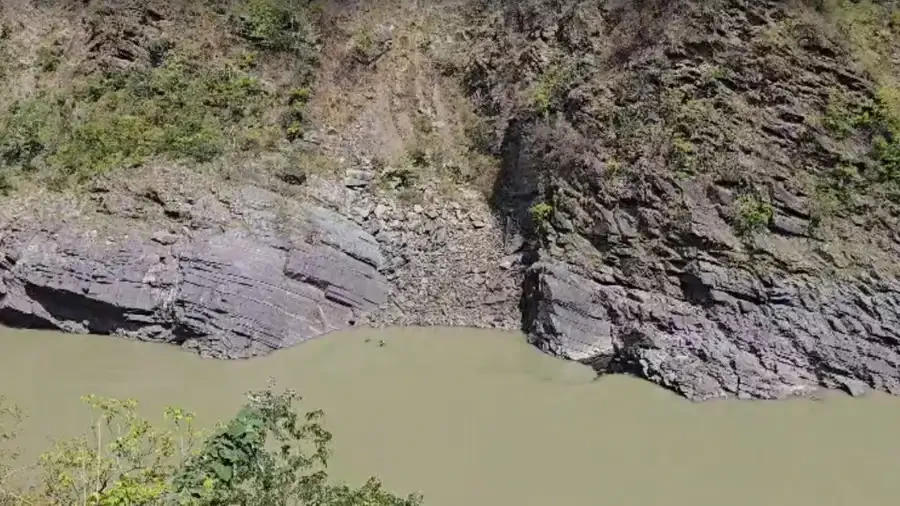 चारधाम यात्रा से लौटते समय खाई में गिरी इनोवा कार, चार की मौत; तीन लापता