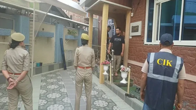 जम्मू-कश्मीर में CIK की बड़ी कार्रवाई, 6 जिलों में एक साथ छापेमारी