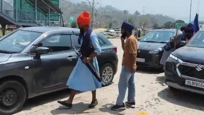 पंजाब: हिमाचल एंट्री टैक्स के विरोध में मोड़ा टोल पर निहंगों का प्रदर्शन