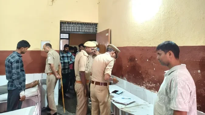 मऊ में दर्दनाक हादसा: करंट लगने से पिता और बेटे की मौत, महिला गंभीर