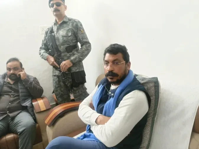 धामपुर में सांसद चंद्रशेखर आजाद नजरबंद, आवास के बाहर भारी पुलिस बल
