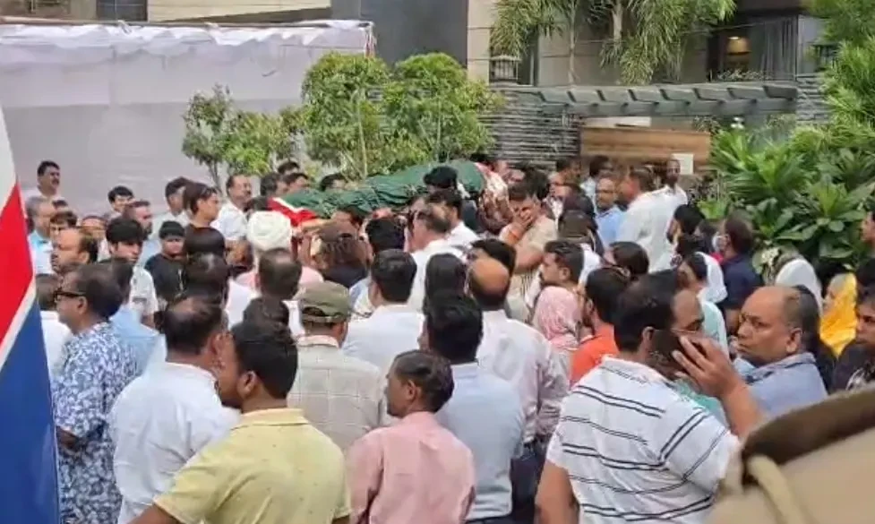 दिल्ली होटल अग्निकांड: गुरुग्राम में अग्रवाल परिवार का अंतिम संस्कार, रिश्तेदारों ने दी मुखाग्नि