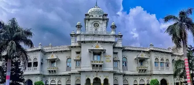यूपी: मरीजों को बाहर से लेंस और दवा मंगाने पर केजीएमयू का डॉक्टर निलंबित