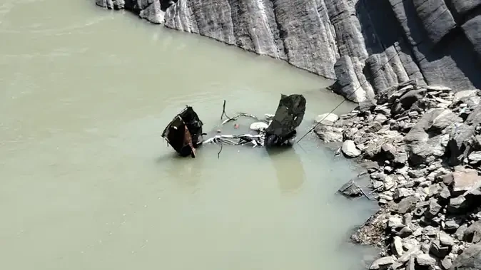 ऋषिकेश-बदरीनाथ हाईवे हादसा: गंगा में लापता यात्रियों की तलाश तीसरे दिन भी जारी