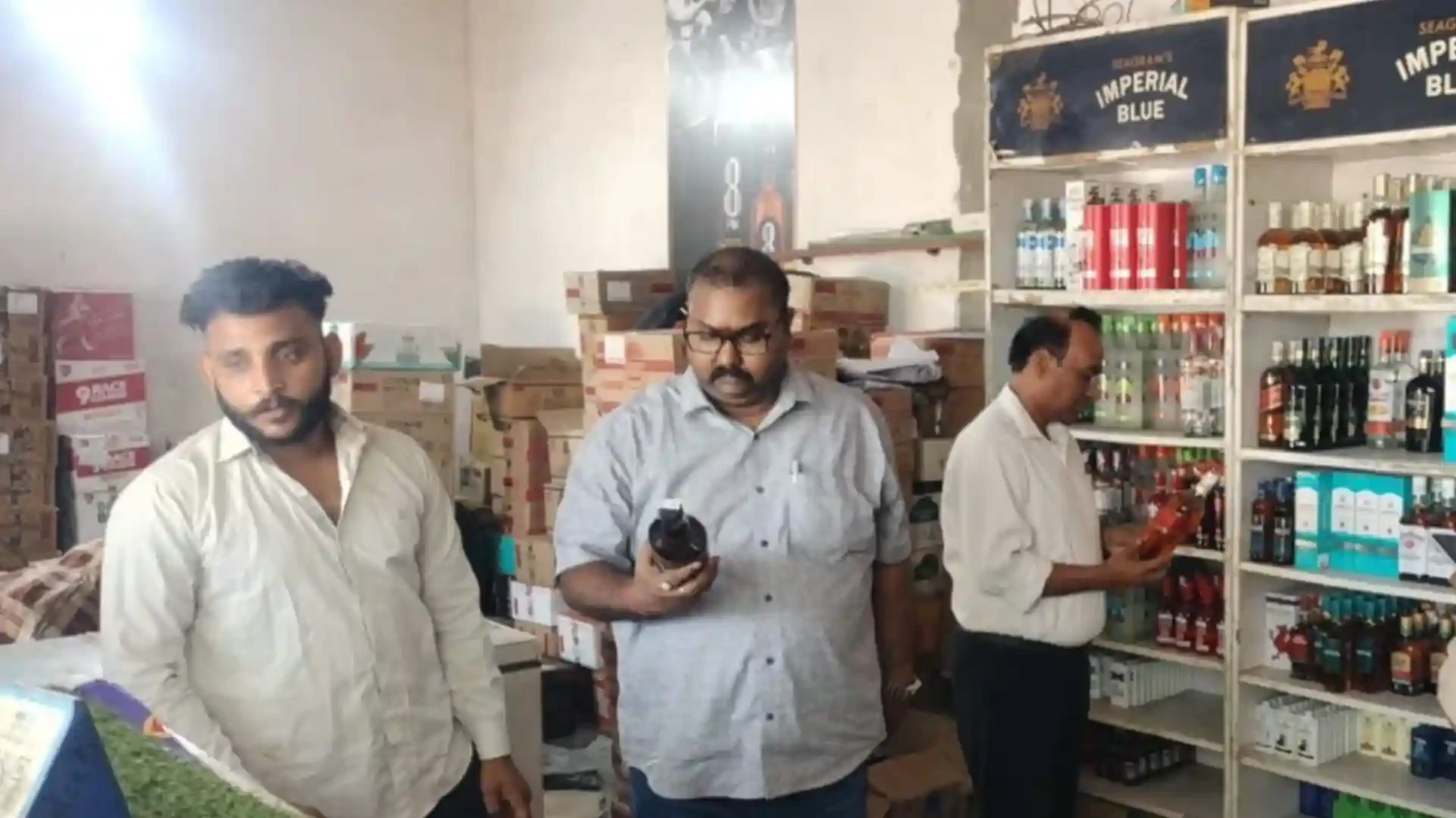 मुजफ्फरनगर: आबकारी विभाग की छापेमारी, शराब दुकानों के स्टॉक और रिकॉर्ड खंगाले