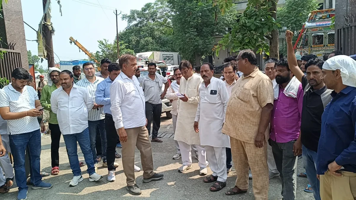 मुजफ्फरनगर: मिनी बस संचालकों का फूटा गुस्सा, ARTO कार्यालय पर 20 बसों के साथ प्रदर्शन
