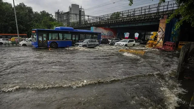उत्तर भारत में मौसम ने ली करवट: आंधी, बारिश और ओलावृष्टि से गर्मी से मिली राहत