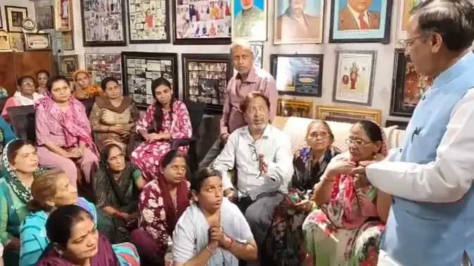 मेरठ: सेटबैक विवाद पर विरोध तेज, भाजपा नेता विनीत शारदा से मिलीं महिलाएं