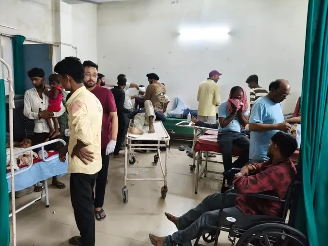 बिजनौर: देहरादून जा रही बस डिवाइडर से टकराई, एक की मौत, 30 घायल
