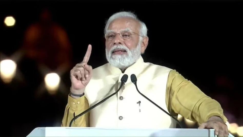 गुजरात से पीएम मोदी का विपक्ष पर हमला, बोले- कुछ लोग देश को बदनाम करने में जुटे