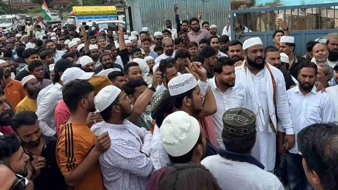 देहरादून में मस्जिद सीलिंग विवाद, मुस्लिम सेवा संगठन का डीएम कार्यालय पर प्रदर्शन