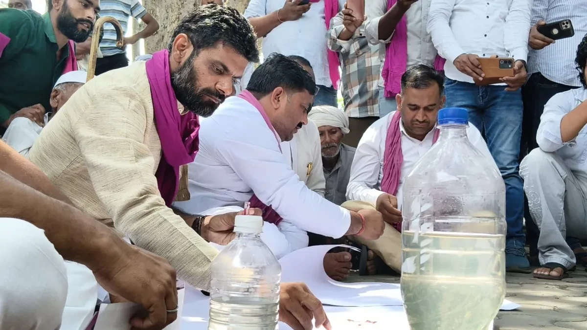 मुजफ्फरनगर: प्रदूषण के खिलाफ सामाजिक न्याय पार्टी का प्रदर्शन, खून से लिखा पत्र