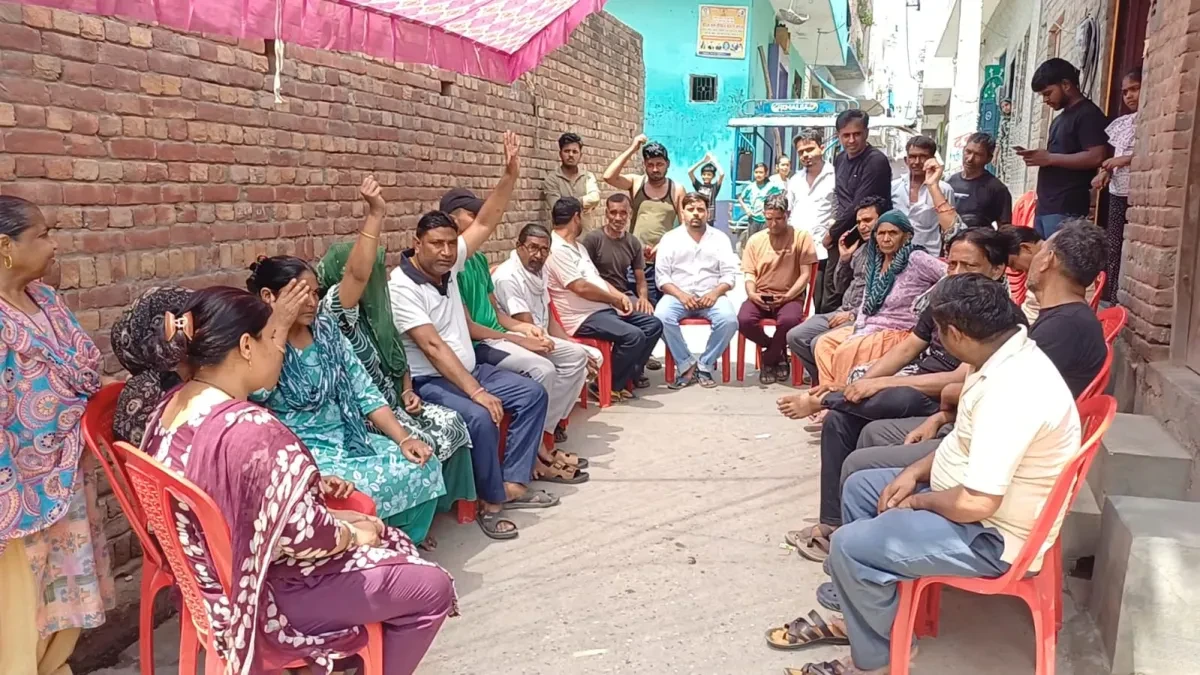 मुजफ्फरनगर में नाला निर्माण के विरोध में लोगों का प्रदर्शन, मंत्री के खिलाफ की नारेबाजी
