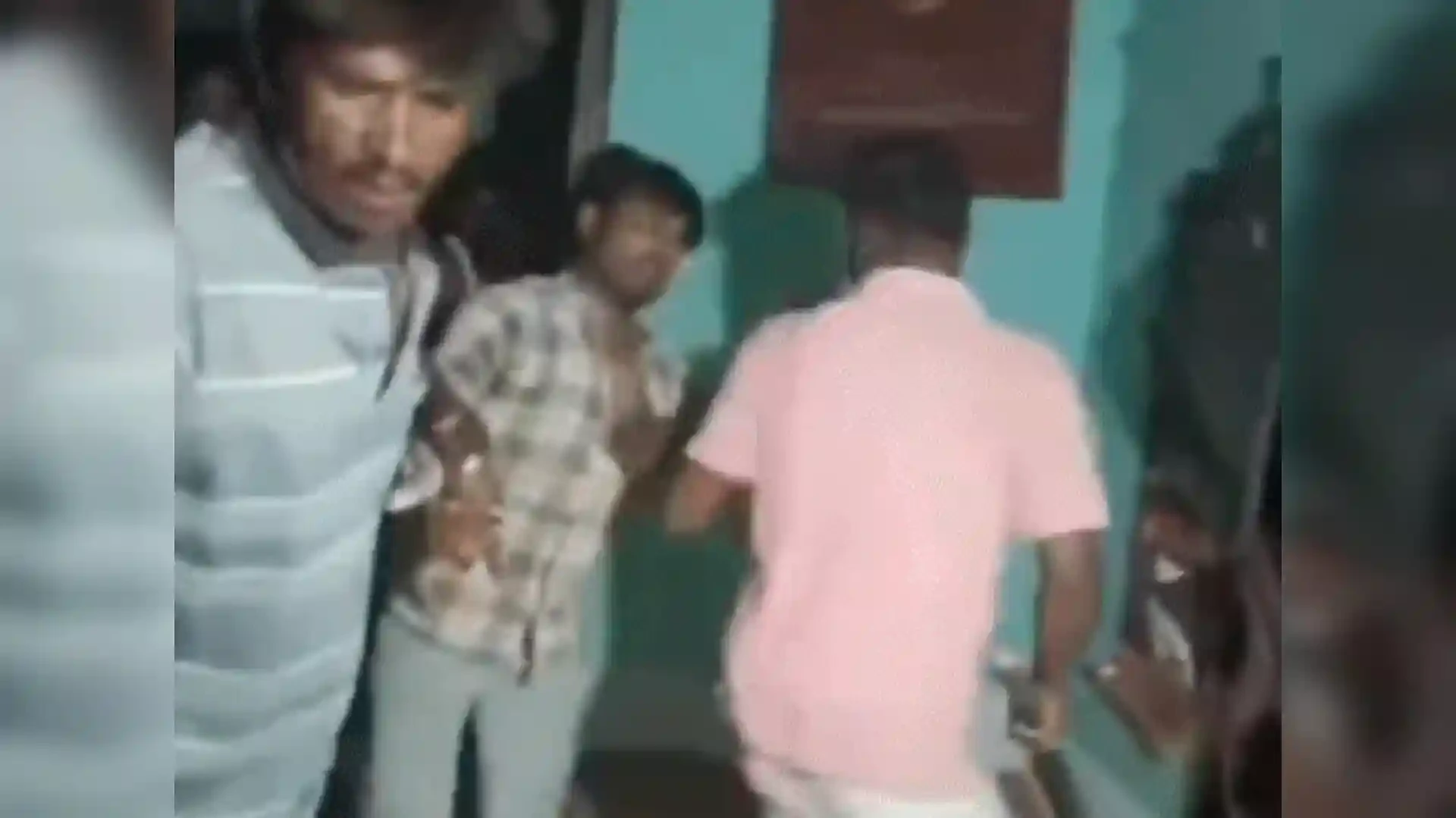 मुजफ्फरनगर: घर में घुसकर मारपीट का वीडियो वायरल, पीड़ित ने लगाए गंभीर आरोप