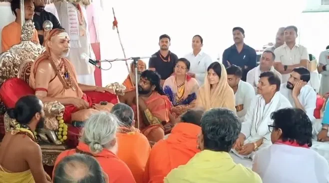 सैफई में धर्म-राजनीति का ‘संगम’, शंकराचार्य की गो-रक्षा मुहिम को मिला सपा का साथ
